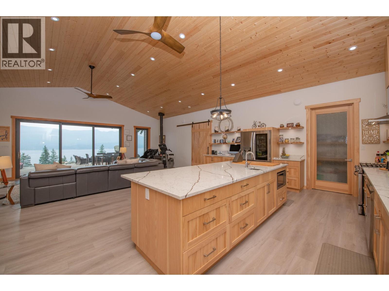 7500 Lonneke Trail, Anglemont, BC - Indoor Photo Showing Kitchen With Upgraded Kitchen