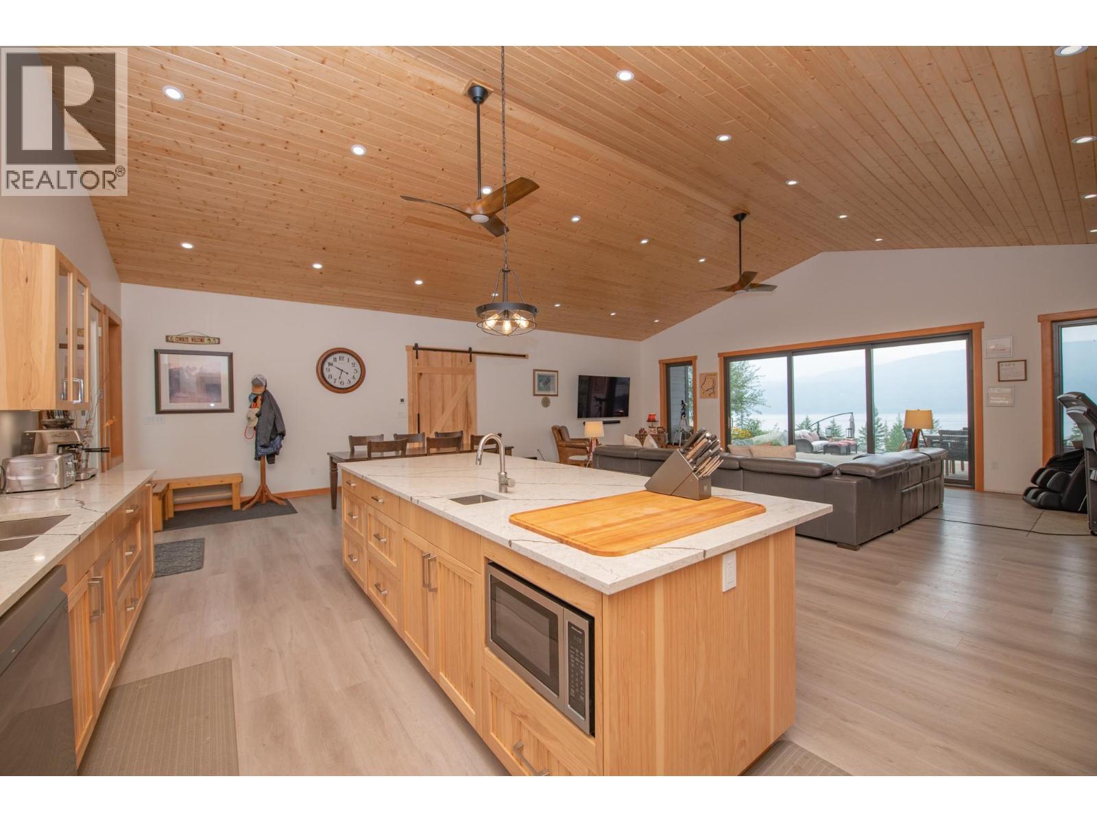 7500 Lonneke Trail, Anglemont, BC - Indoor Photo Showing Kitchen