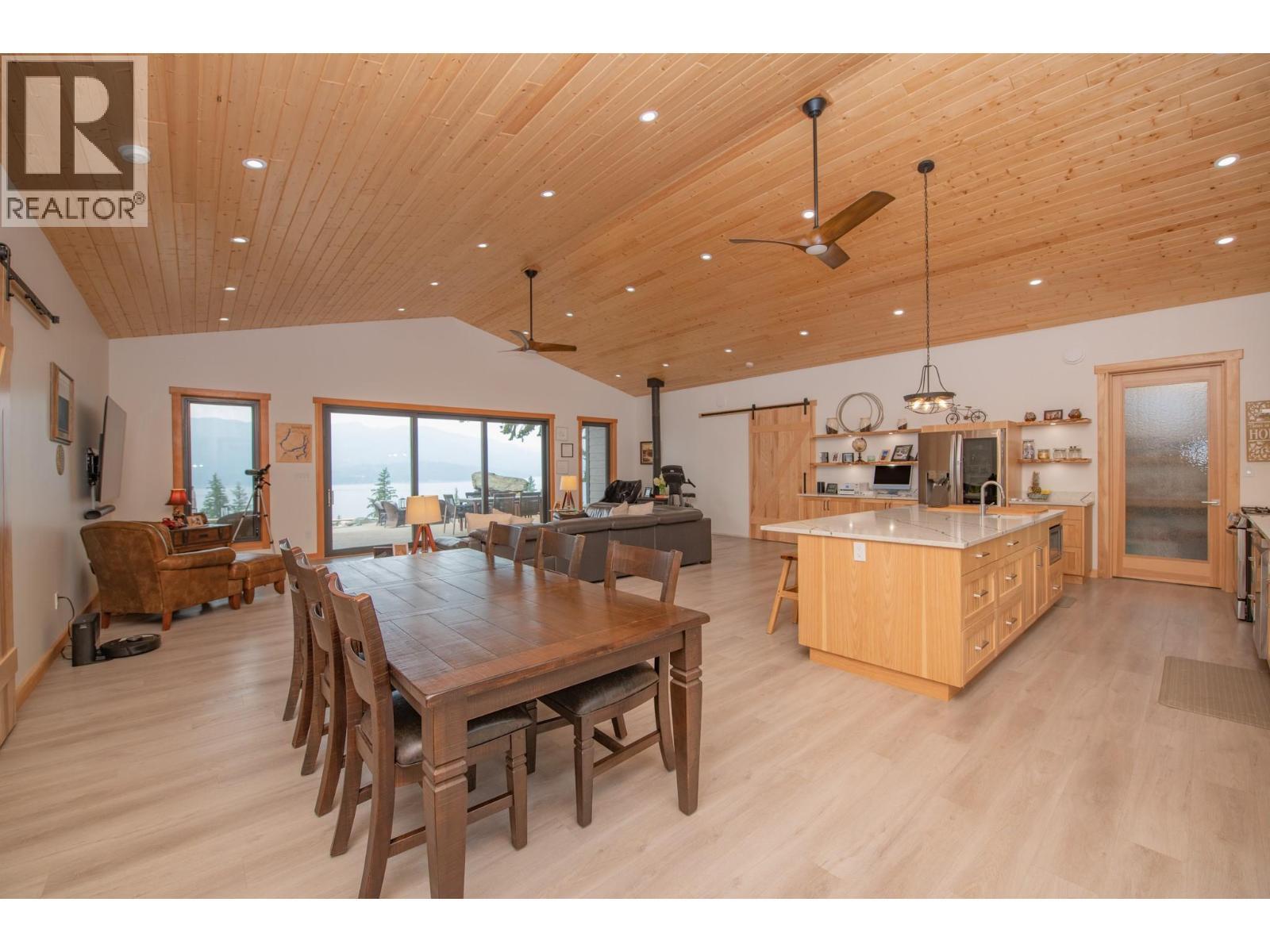 7500 Lonneke Trail, Anglemont, BC - Indoor Photo Showing Dining Room