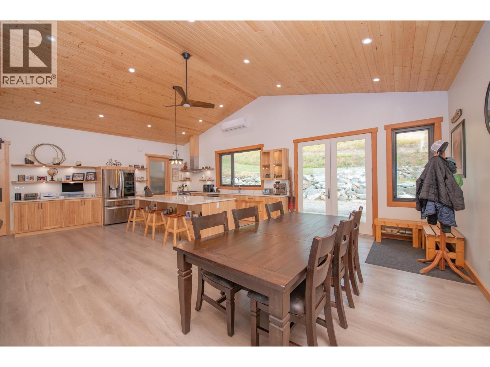 7500 Lonneke Trail, Anglemont, BC - Indoor Photo Showing Dining Room