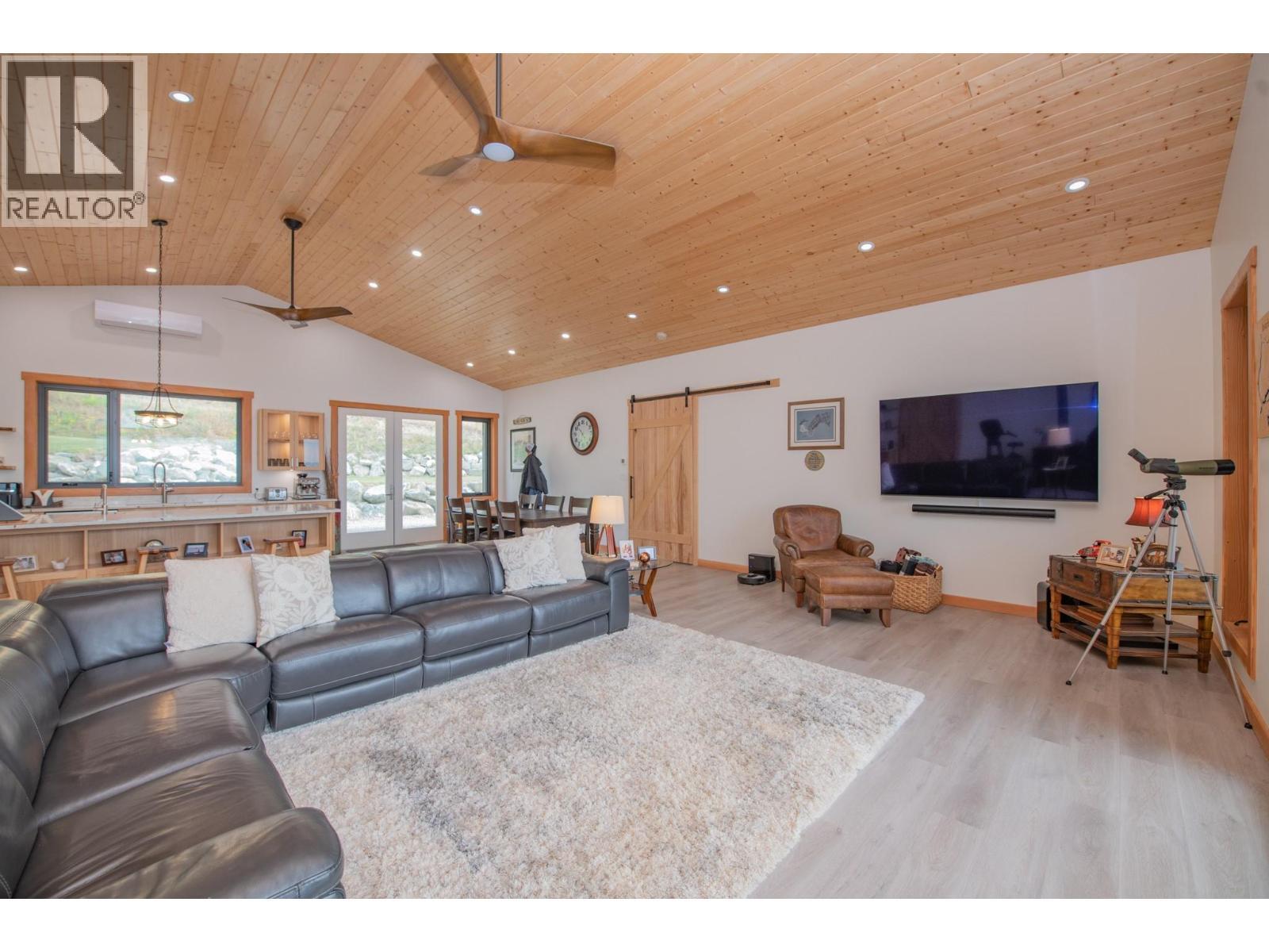 7500 Lonneke Trail, Anglemont, BC - Indoor Photo Showing Living Room