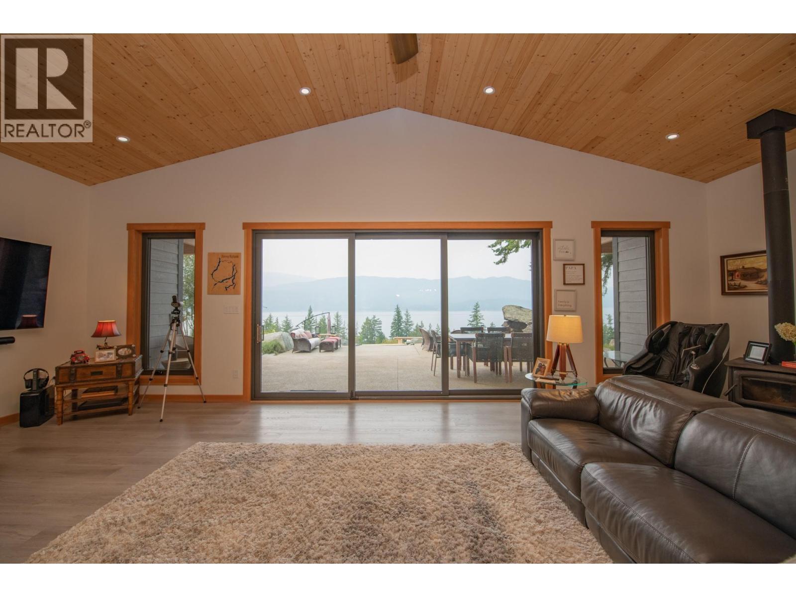 7500 Lonneke Trail, Anglemont, BC - Indoor Photo Showing Living Room