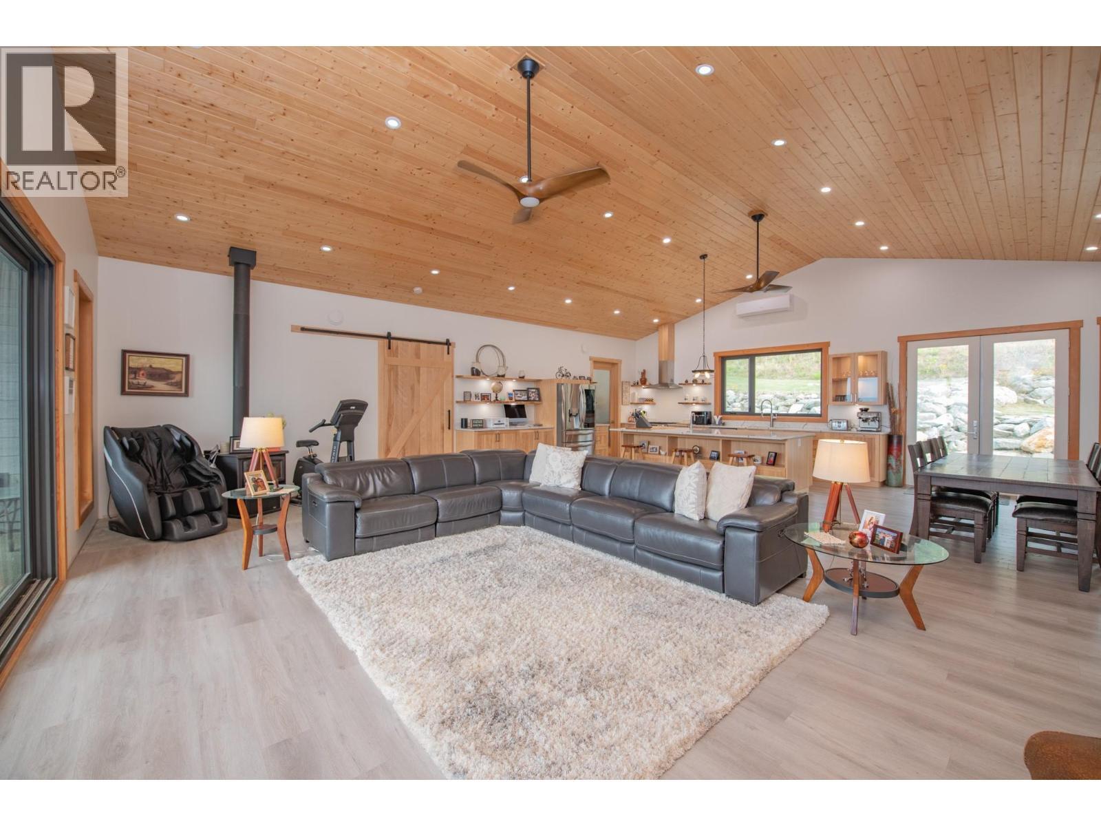7500 Lonneke Trail, Anglemont, BC - Indoor