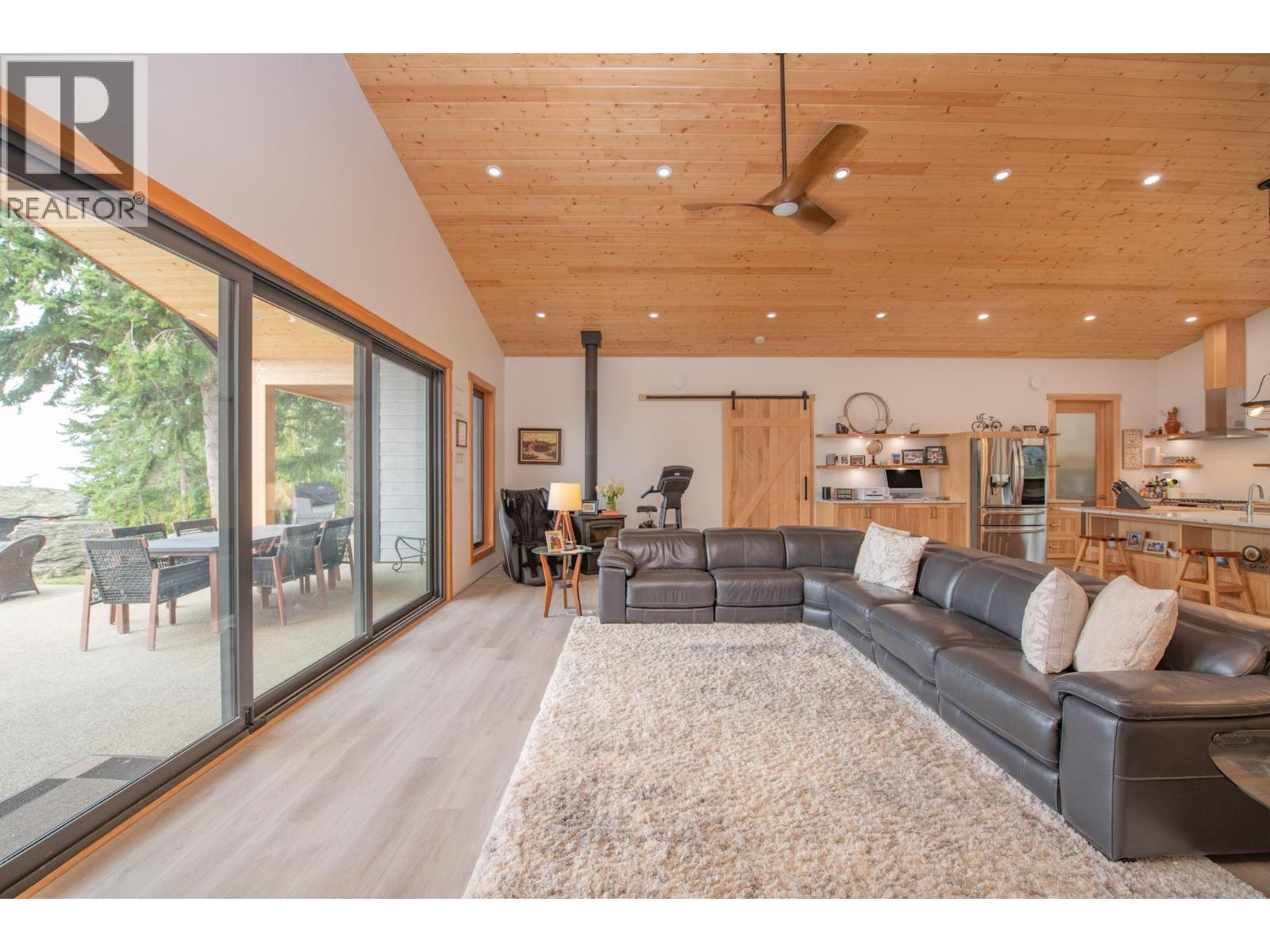 7500 Lonneke Trail, Anglemont, BC - Indoor Photo Showing Living Room