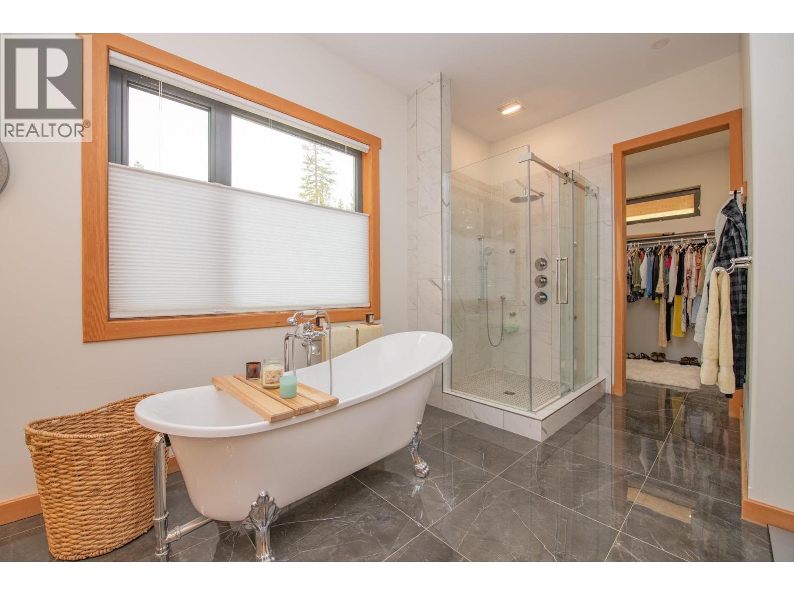 7500 Lonneke Trail, Anglemont, BC - Indoor Photo Showing Bathroom