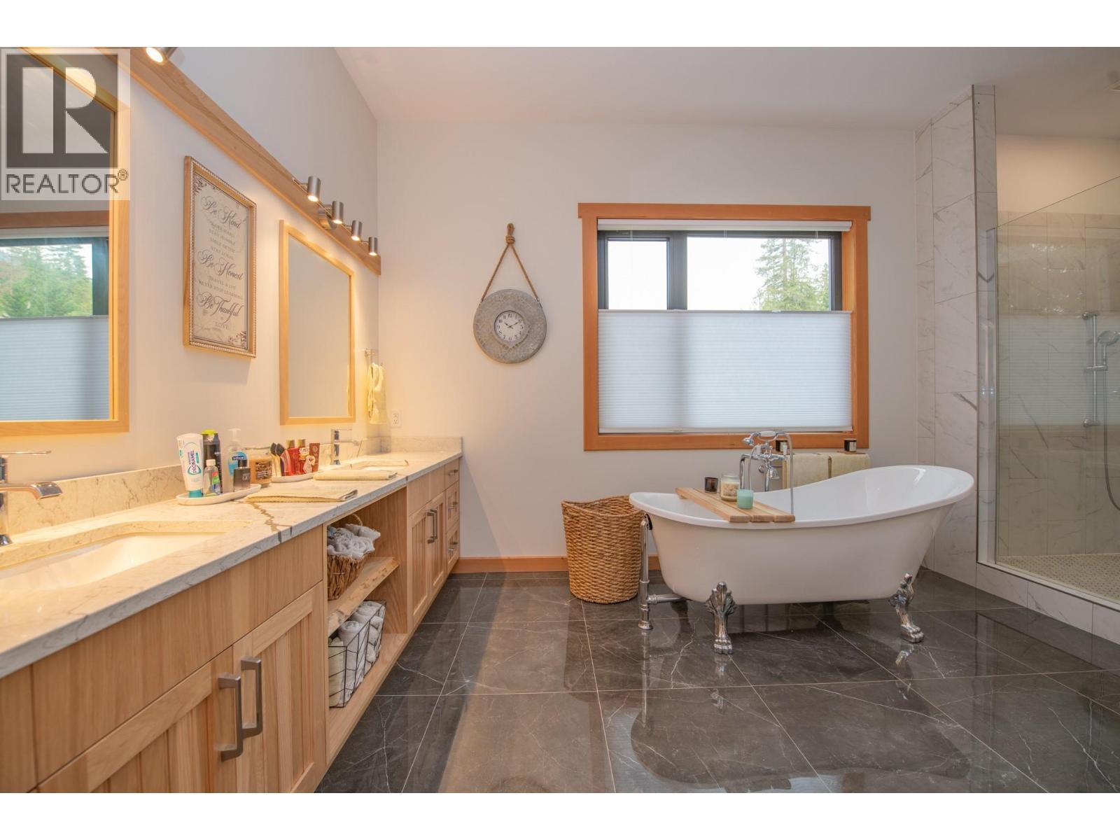 7500 Lonneke Trail, Anglemont, BC - Indoor Photo Showing Bathroom