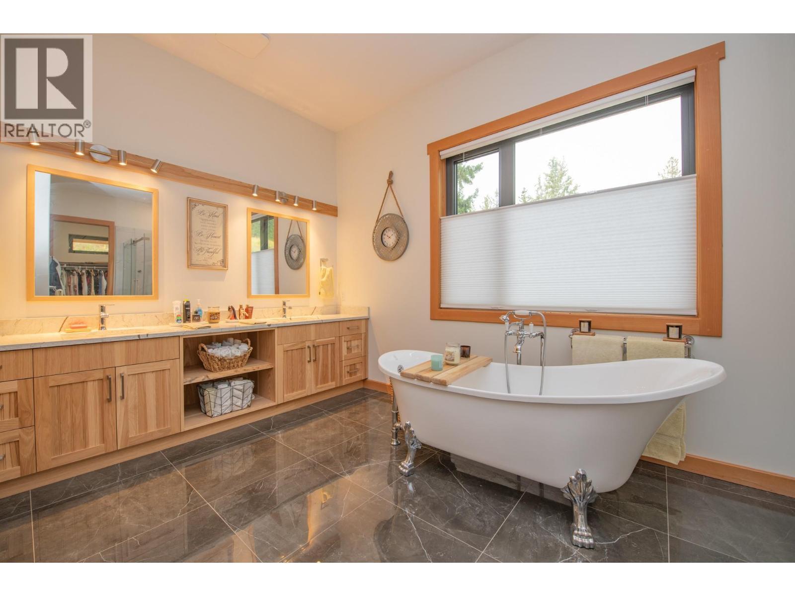 7500 Lonneke Trail, Anglemont, BC - Indoor Photo Showing Bathroom