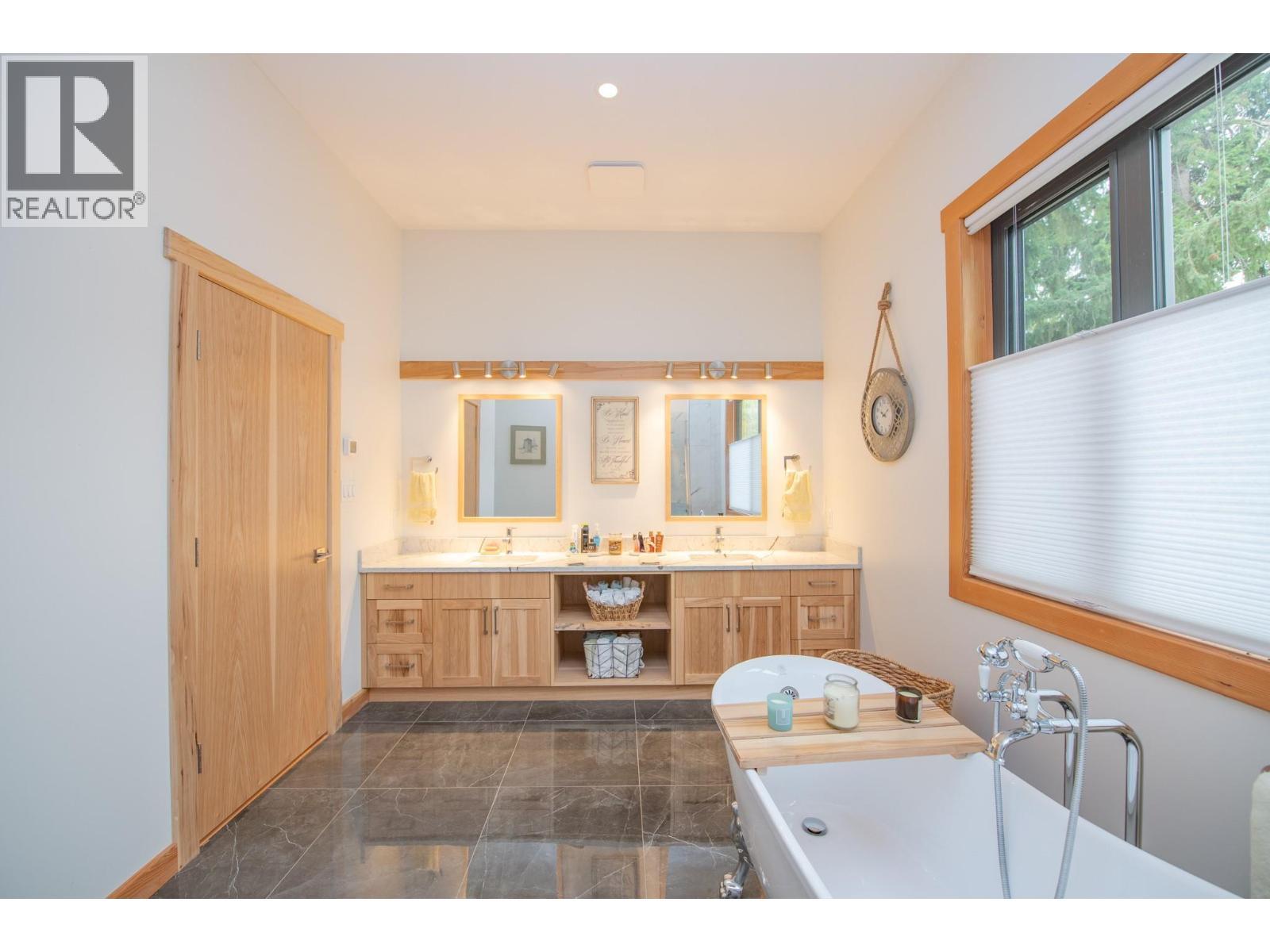 7500 Lonneke Trail, Anglemont, BC - Indoor Photo Showing Bathroom