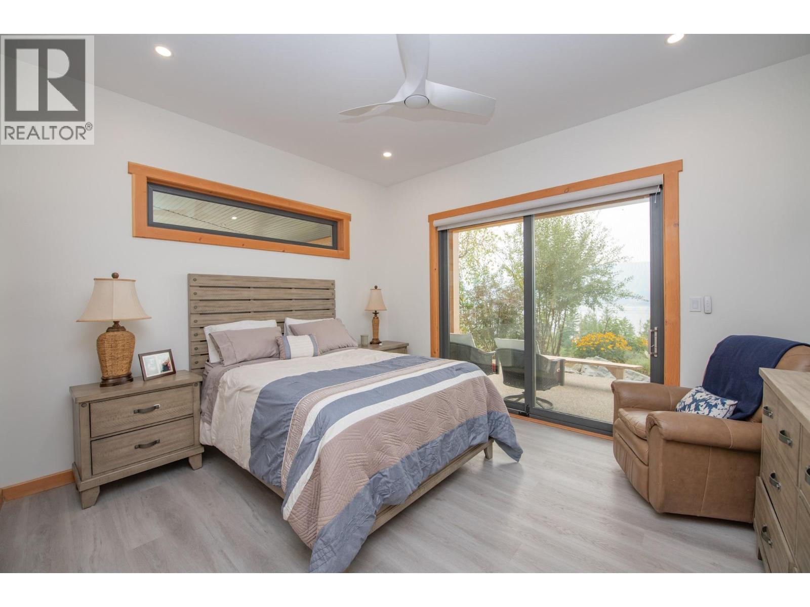 7500 Lonneke Trail, Anglemont, BC - Indoor Photo Showing Bedroom