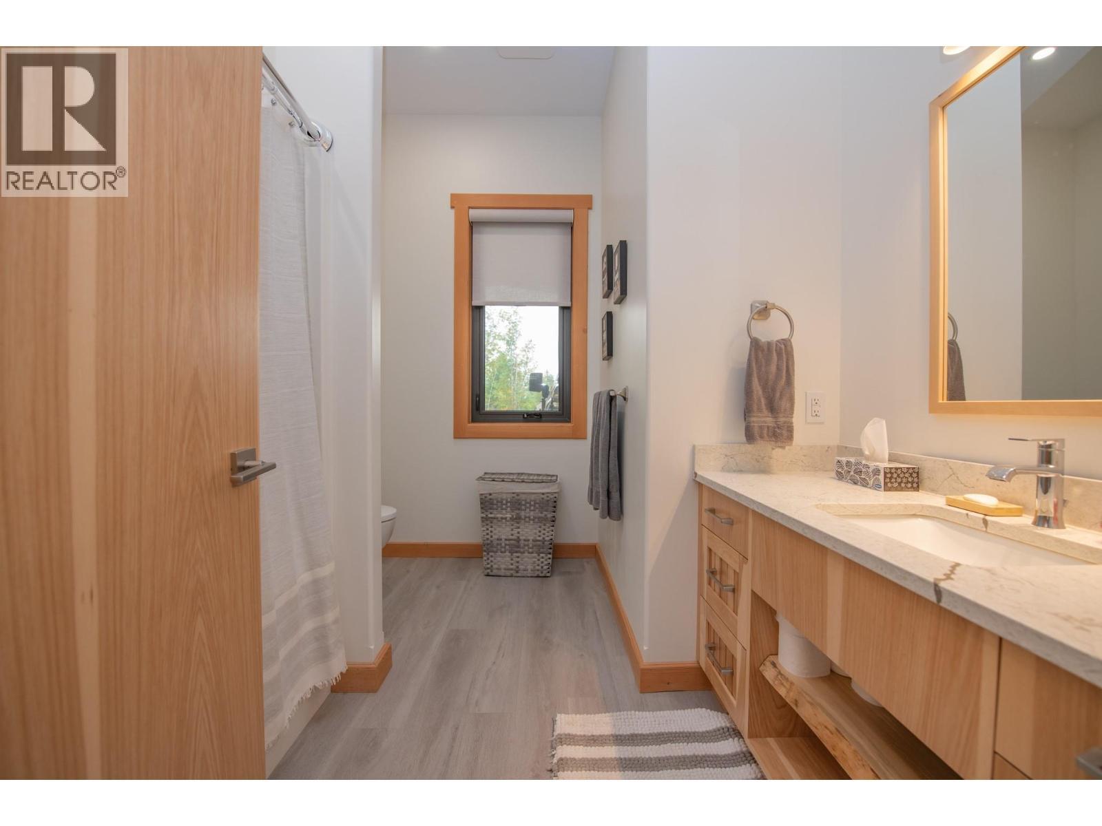 7500 Lonneke Trail, Anglemont, BC - Indoor Photo Showing Bathroom