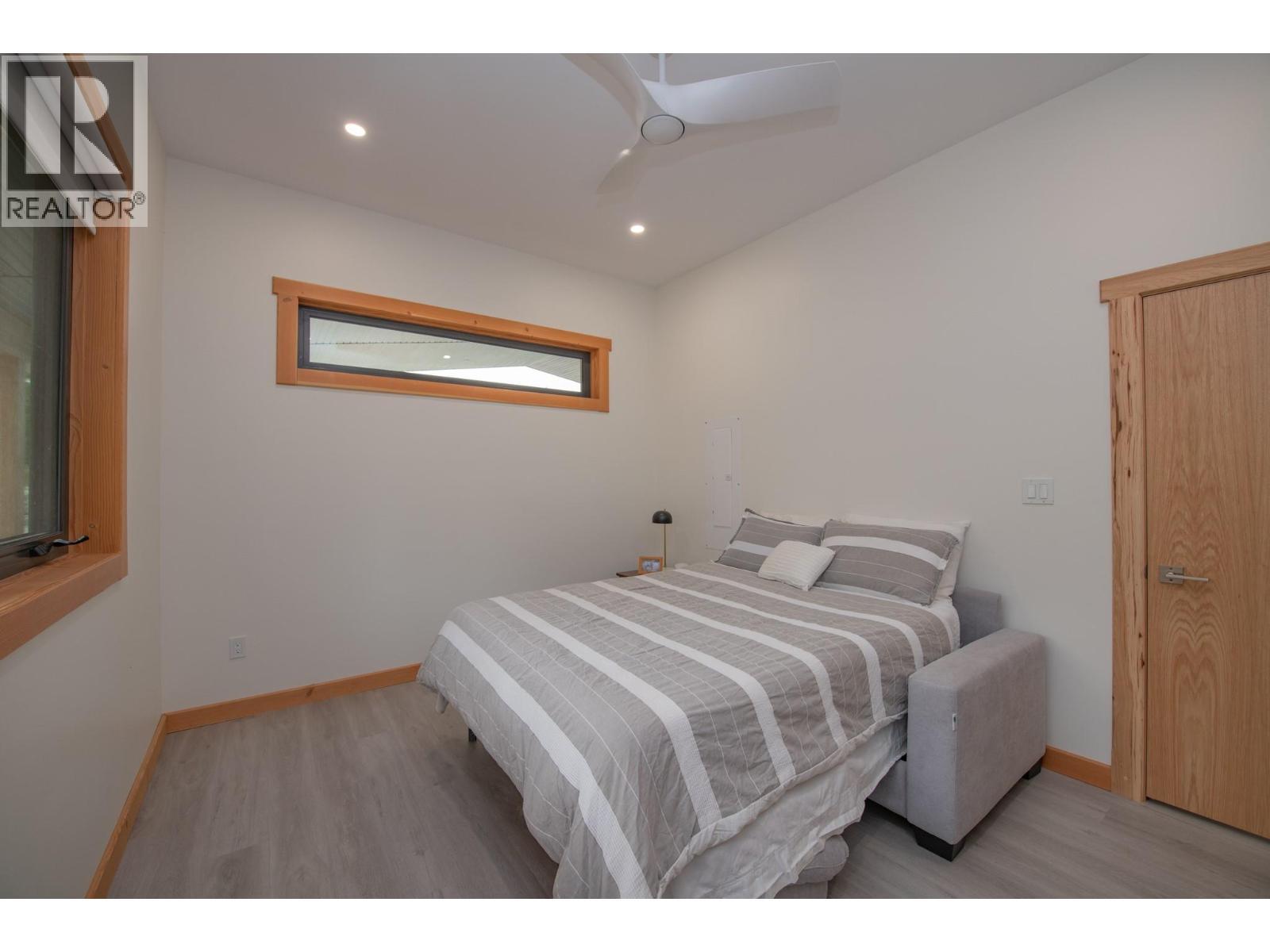 7500 Lonneke Trail, Anglemont, BC - Indoor Photo Showing Bedroom