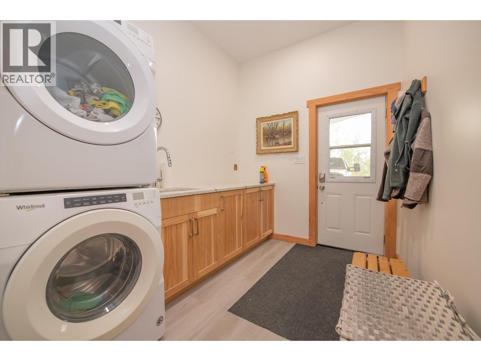 7500 Lonneke Trail, Anglemont, BC - Indoor Photo Showing Laundry Room