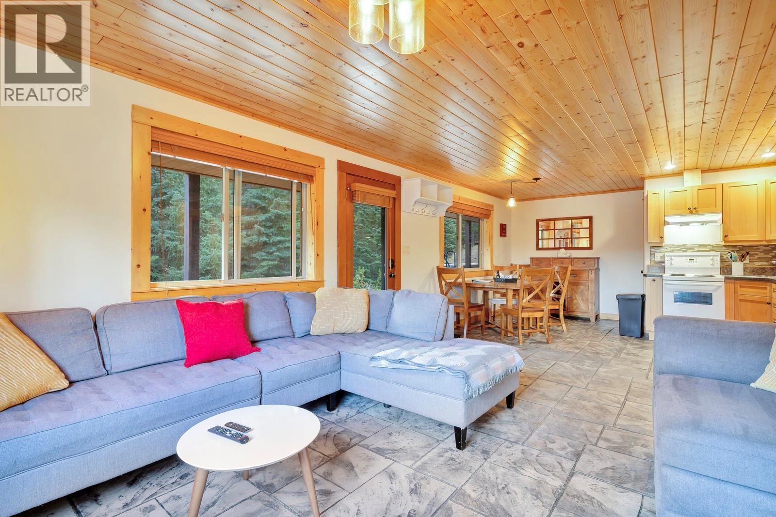 1211 Apex Mountain Road Unit# 1, Penticton, BC - Indoor Photo Showing Living Room