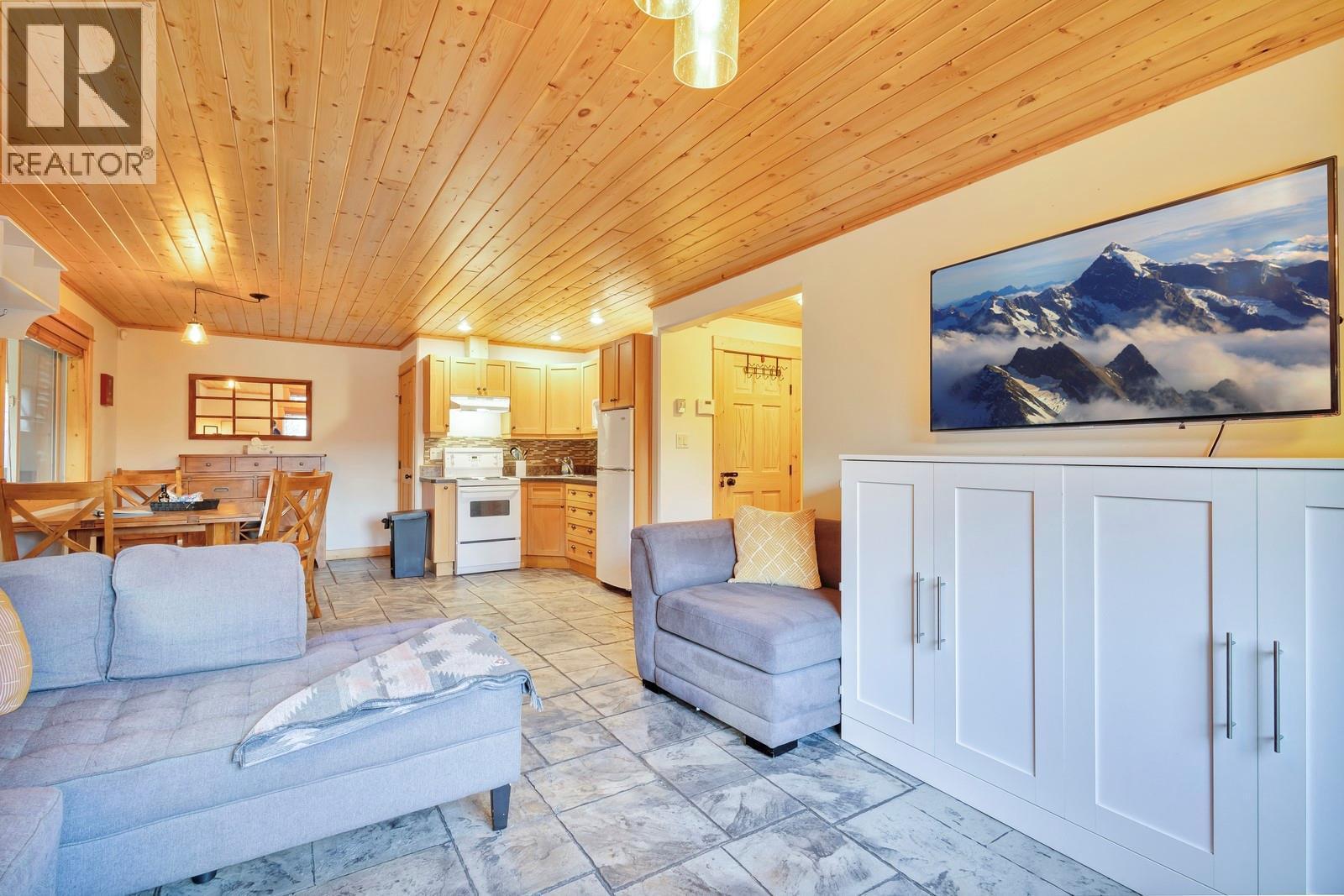 1211 Apex Mountain Road Unit# 1, Penticton, BC - Indoor Photo Showing Living Room