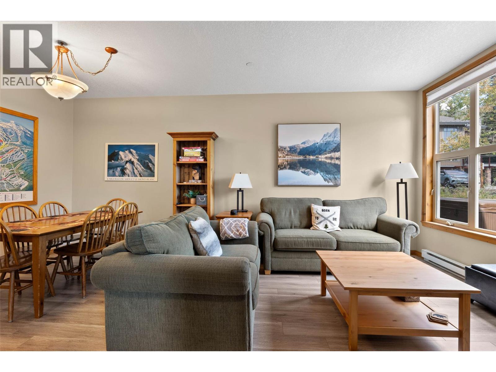 6005 Valley Drive Unit# 68, Sun Peaks, BC - Indoor Photo Showing Living Room