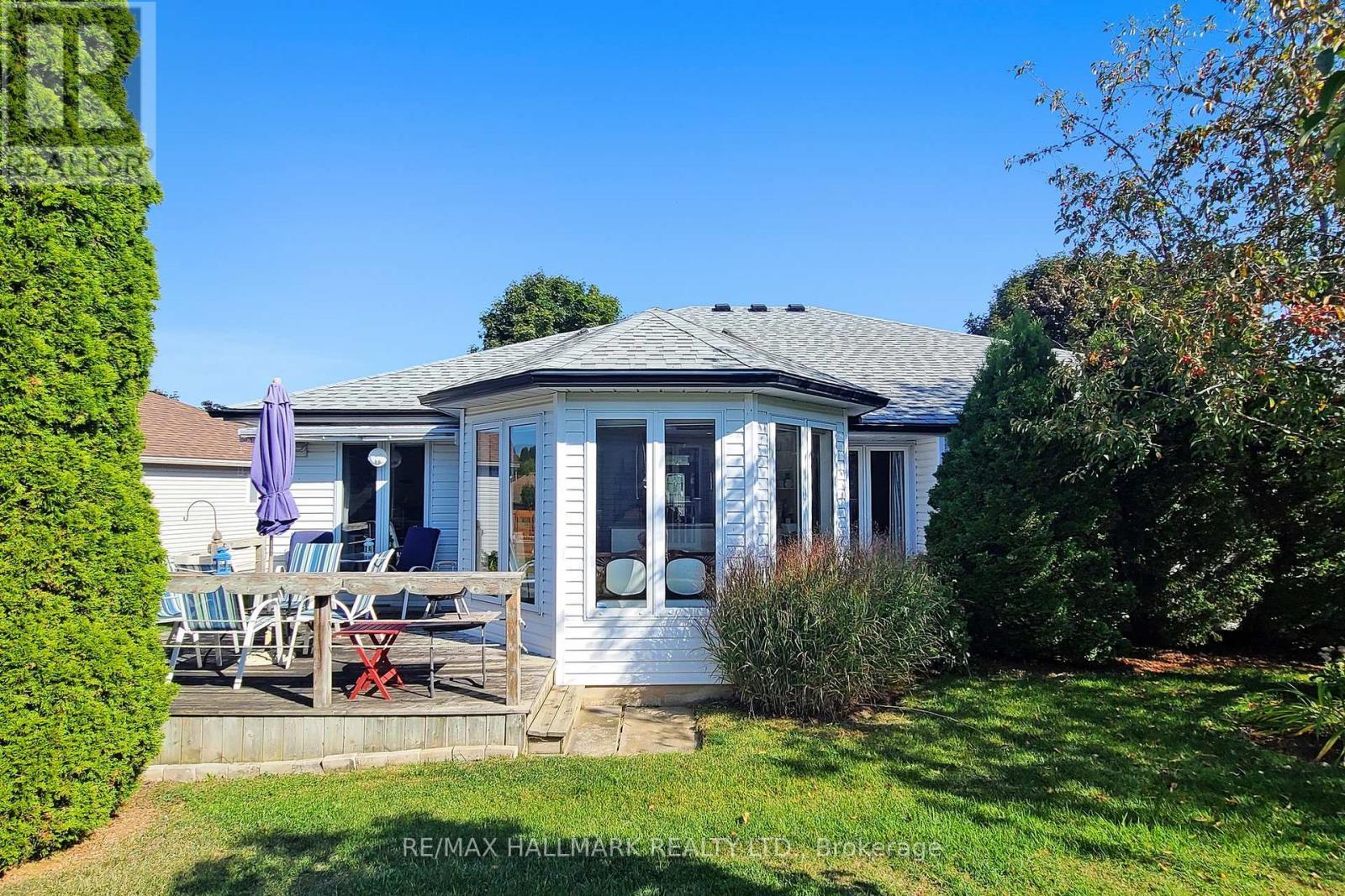 8 Greenfield Place, Wilmot, ON - Outdoor