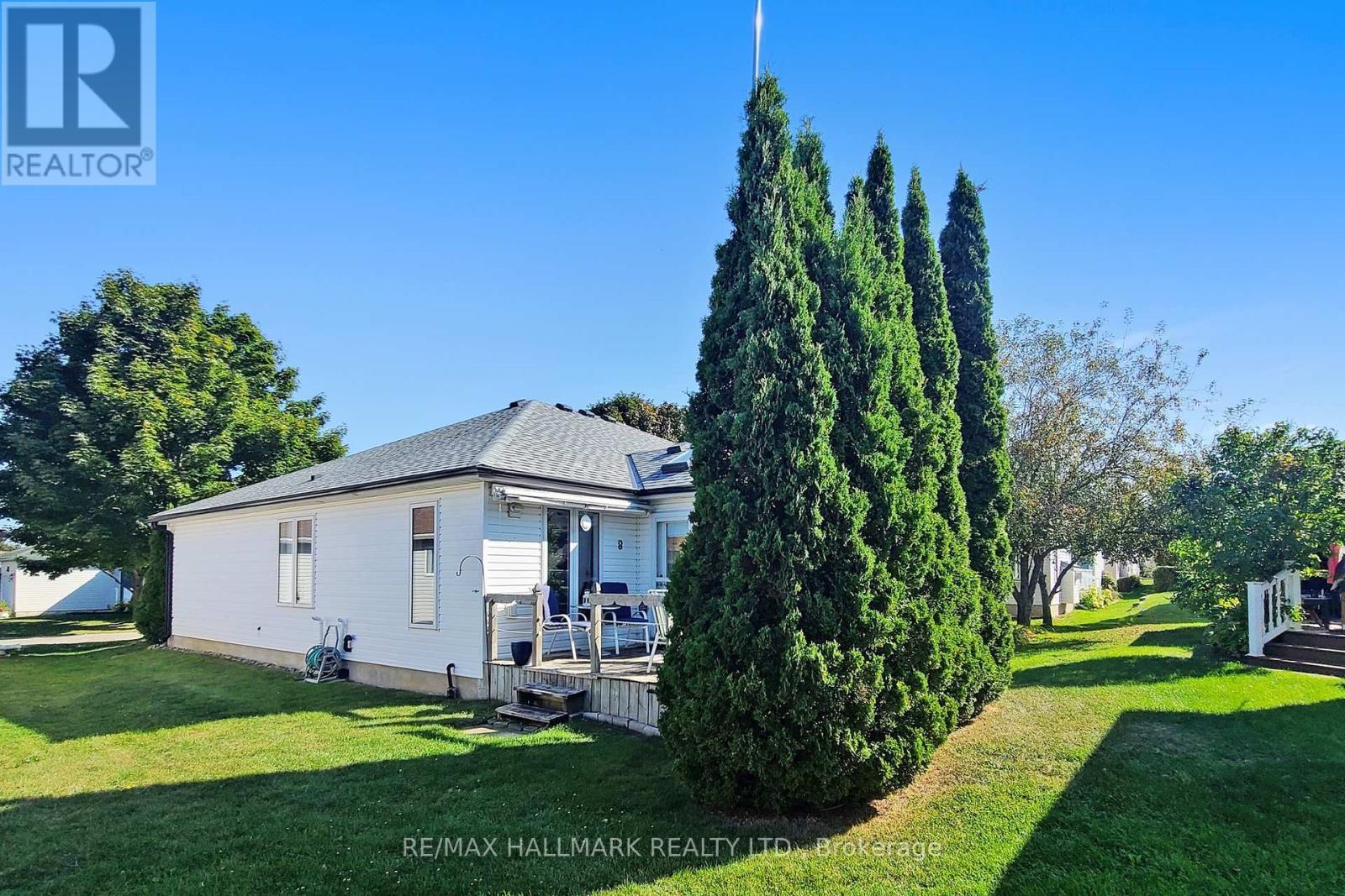 8 Greenfield Place, Wilmot, ON - Outdoor