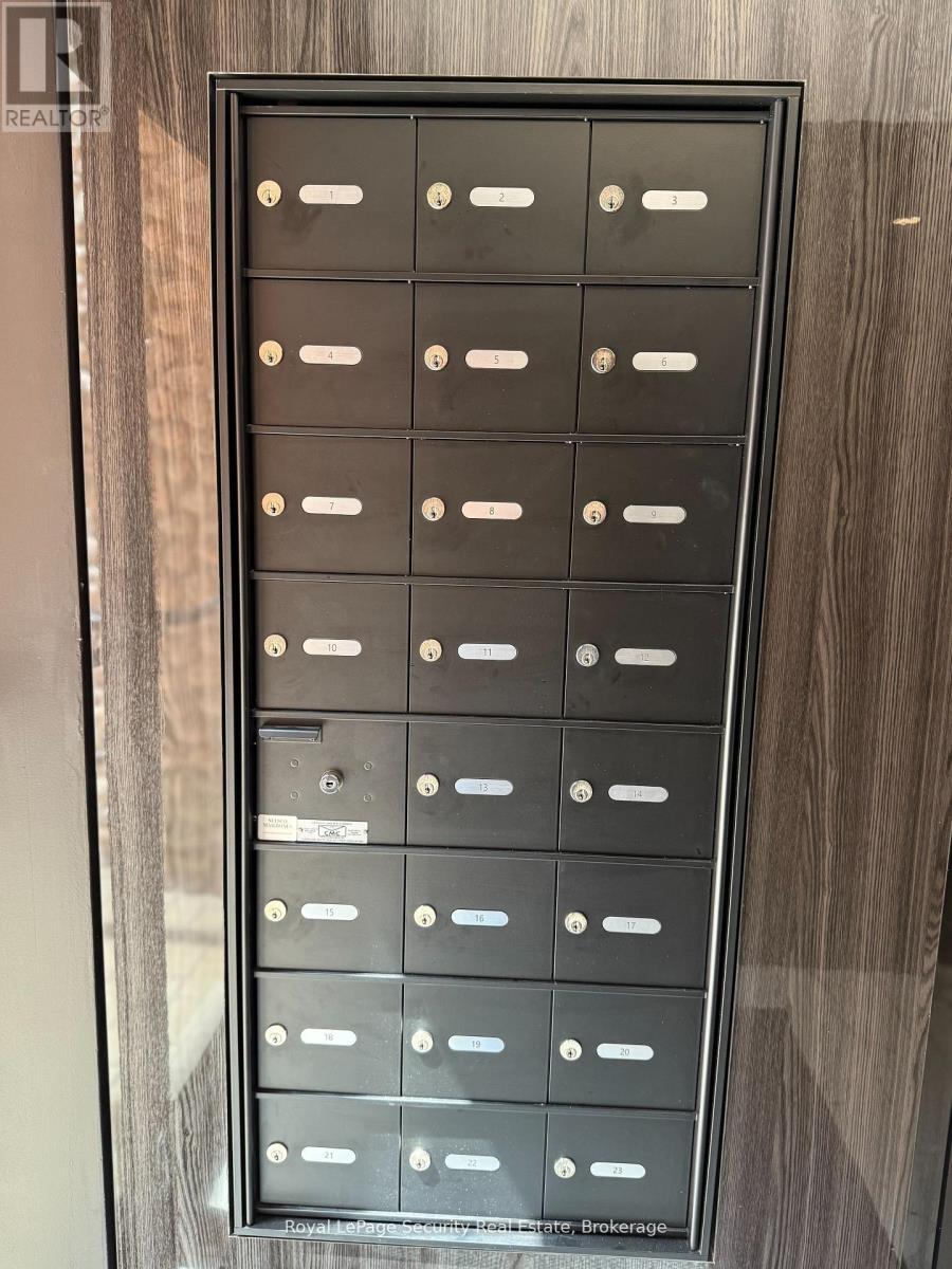 10 - 20 Glebe Road W, Toronto, ON - Indoor Photo Showing Other Room