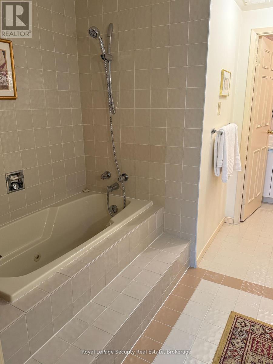 10 - 20 Glebe Road W, Toronto, ON - Indoor Photo Showing Bathroom