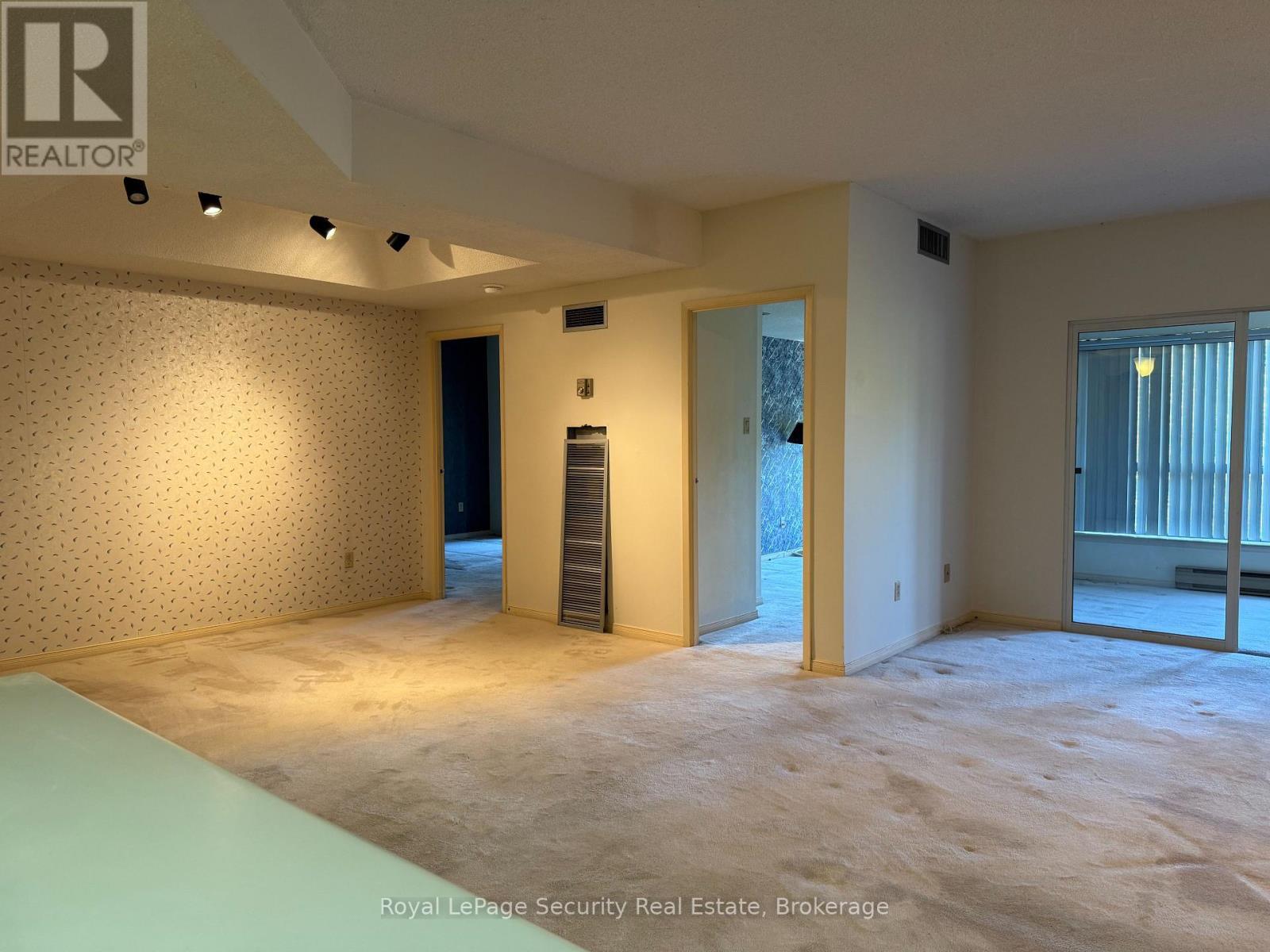 10 - 20 Glebe Road W, Toronto, ON - Indoor Photo Showing Other Room