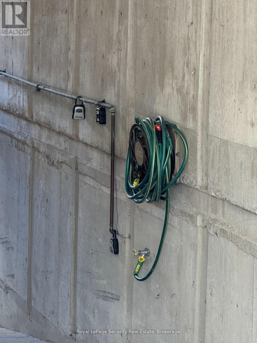 10 - 20 Glebe Road W, Toronto, ON - Indoor Photo Showing Bathroom