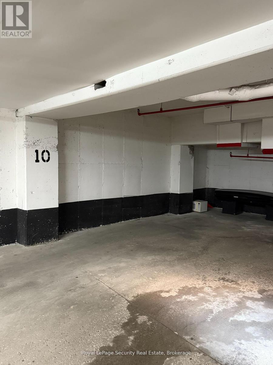 10 - 20 Glebe Road W, Toronto, ON - Indoor Photo Showing Garage