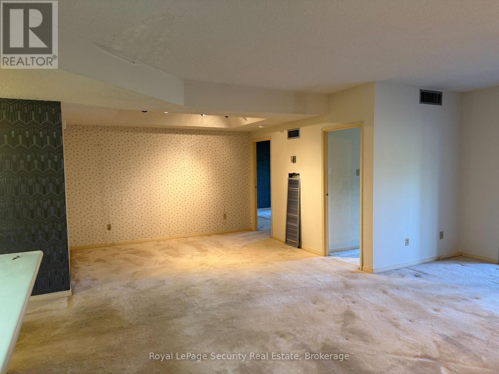 10 - 20 Glebe Road W, Toronto, ON - Indoor Photo Showing Other Room