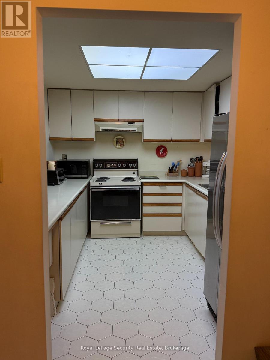 10 - 20 Glebe Road W, Toronto, ON - Indoor Photo Showing Kitchen