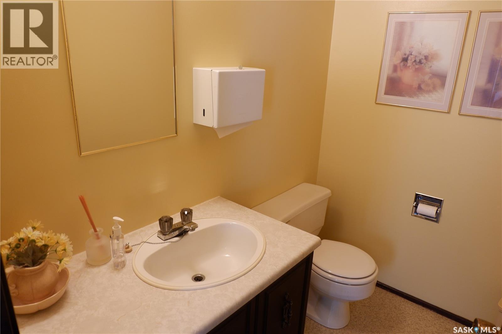 218 2Nd Avenue W, Assiniboia, SK