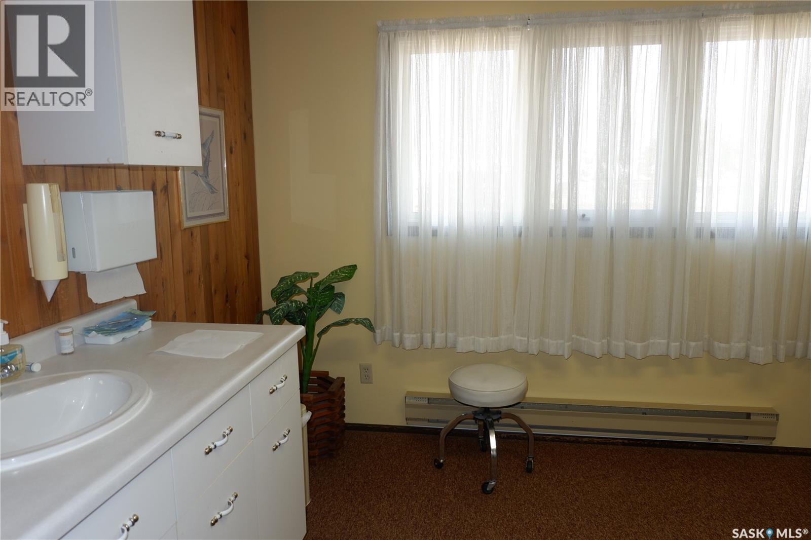 218 2Nd Avenue W, Assiniboia, SK