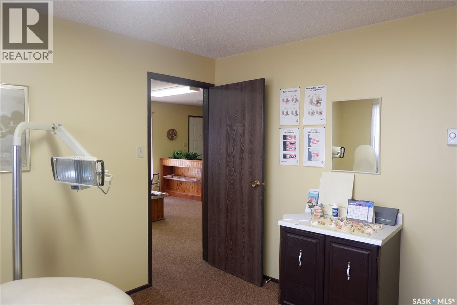 218 2Nd Avenue W, Assiniboia, SK