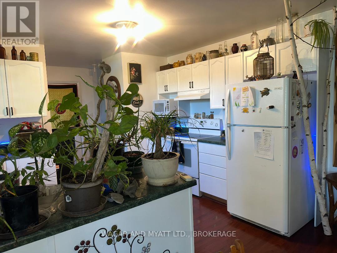 609 Lower Slash Road, Tyendinaga (Mohawks Of The Bay Of Quinte), ON - Indoor Photo Showing Kitchen