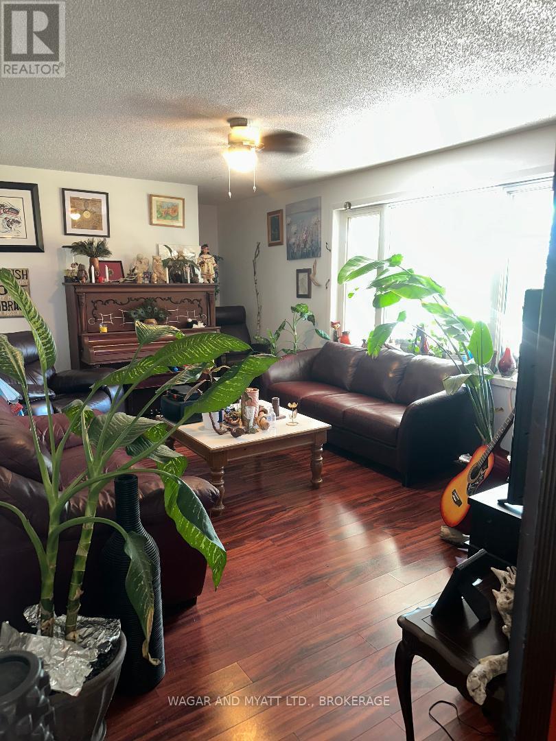 609 Lower Slash Road, Tyendinaga (Mohawks Of The Bay Of Quinte), ON - Indoor Photo Showing Living Room