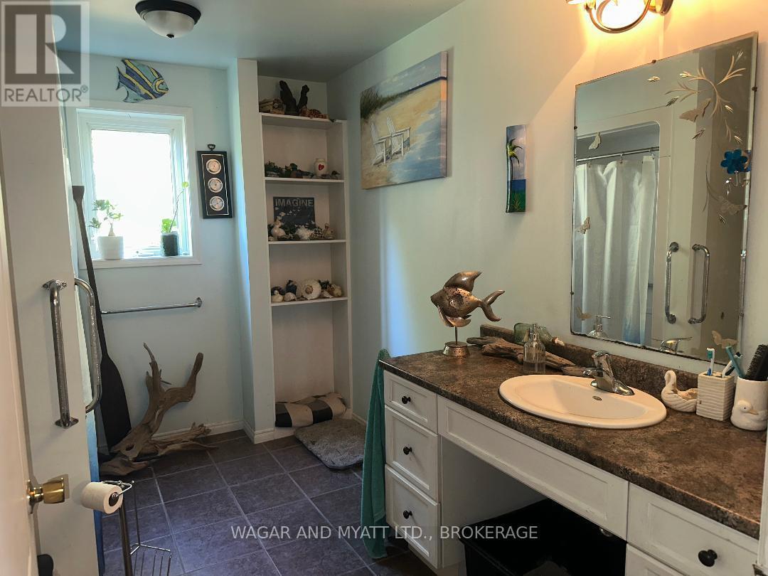 609 Lower Slash Road, Tyendinaga (Mohawks Of The Bay Of Quinte), ON - Indoor Photo Showing Bathroom