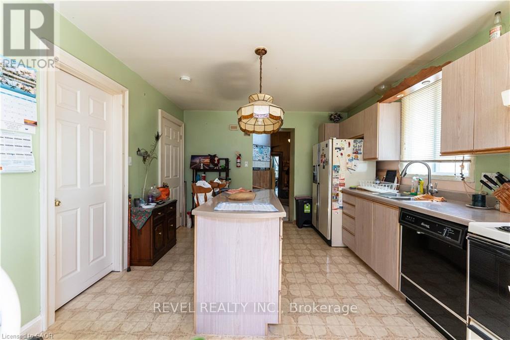 166-168 Macnab Street N, Hamilton, ON - Indoor Photo Showing Kitchen