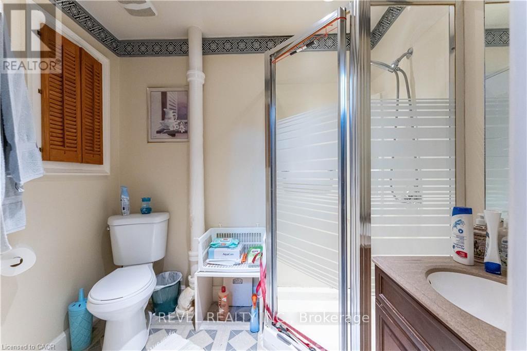 166-168 Macnab Street N, Hamilton, ON - Indoor Photo Showing Bathroom