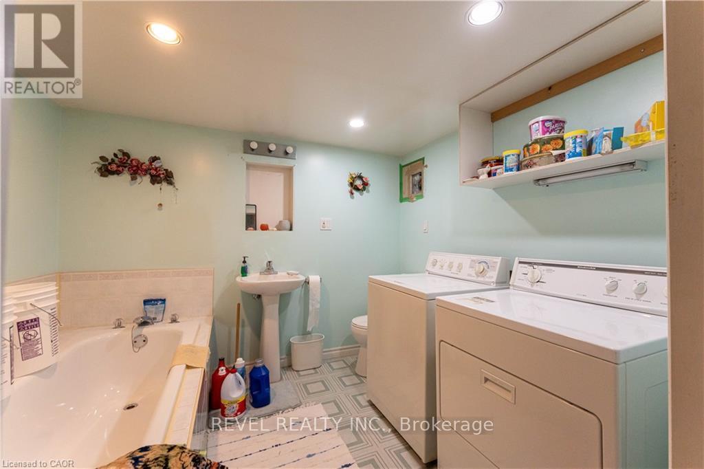 166-168 Macnab Street N, Hamilton, ON - Indoor Photo Showing Laundry Room