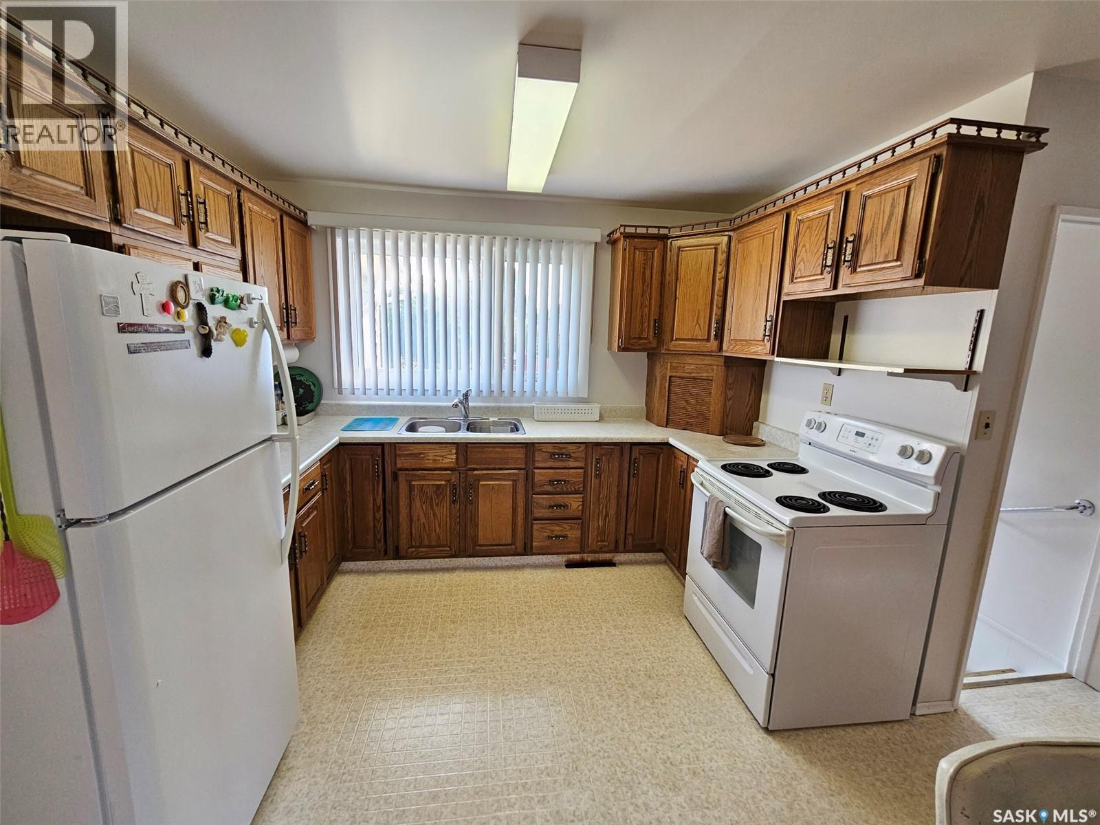 311 6Th Street W, Carlyle, SK - Indoor Photo Showing Kitchen With Double Sink