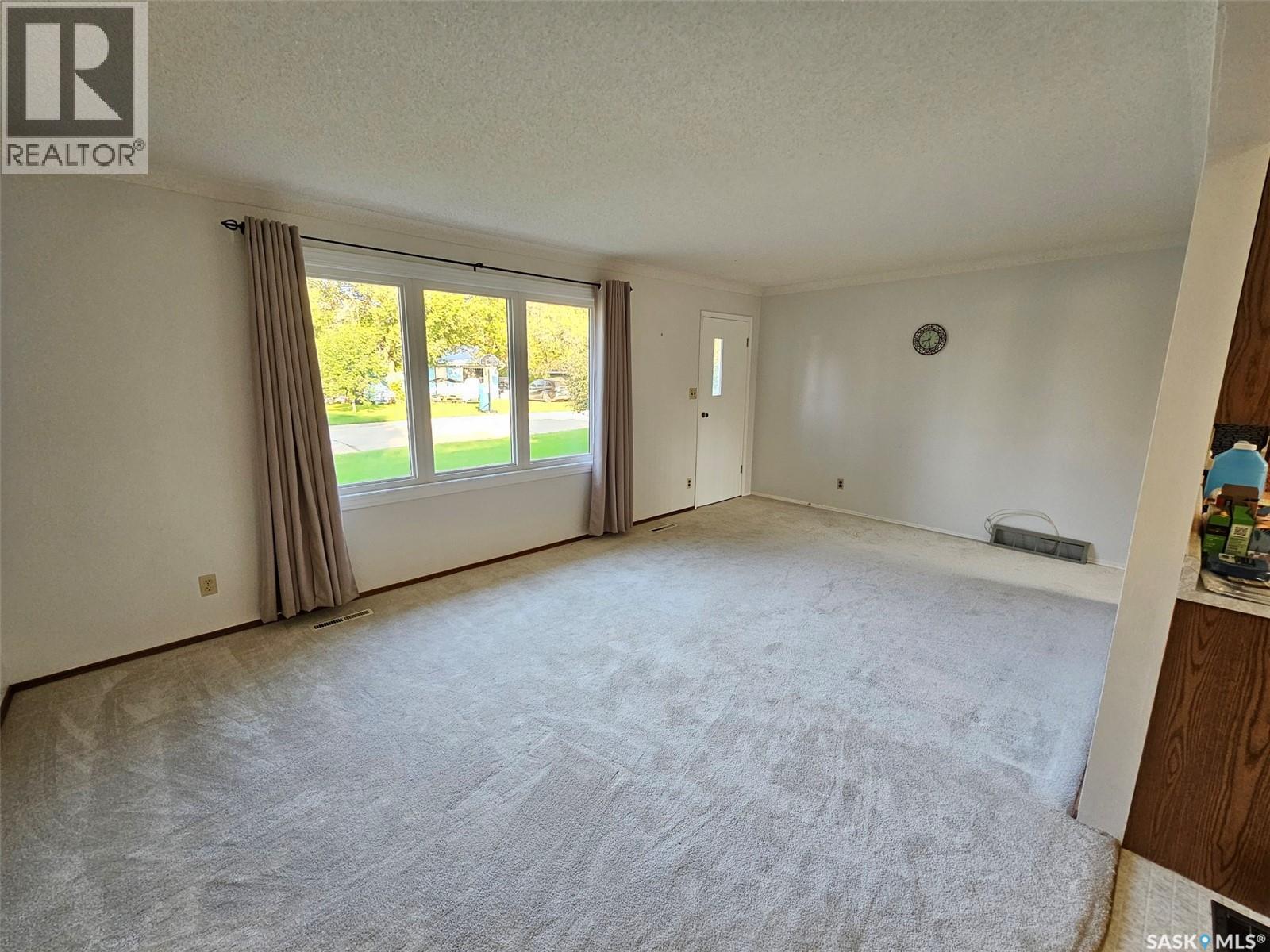 311 6Th Street W, Carlyle, SK - Indoor Photo Showing Other Room