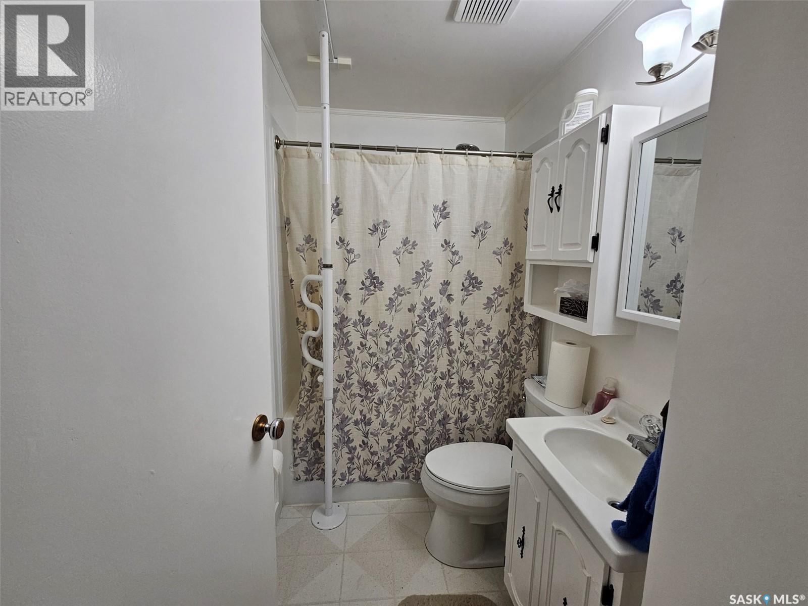311 6Th Street W, Carlyle, SK - Indoor Photo Showing Bathroom