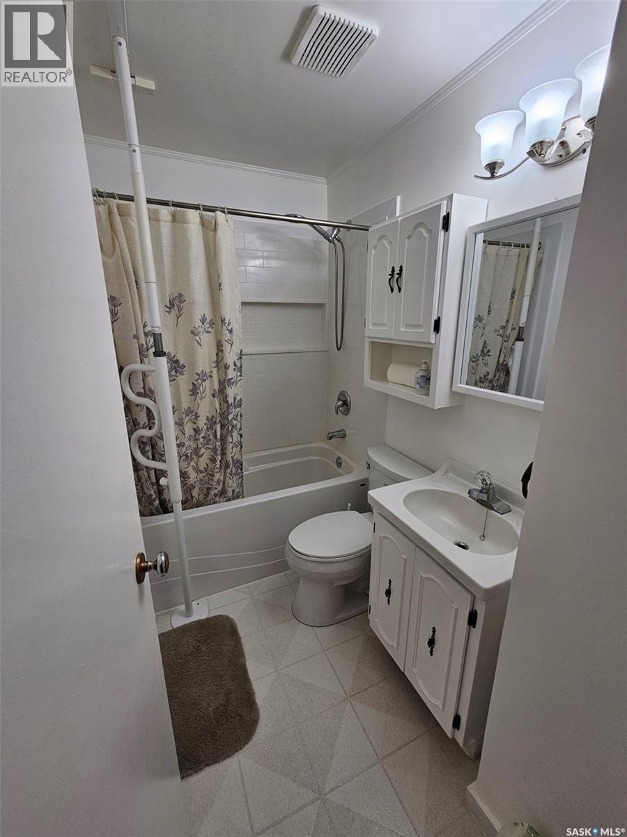 311 6Th Street W, Carlyle, SK - Indoor Photo Showing Bathroom