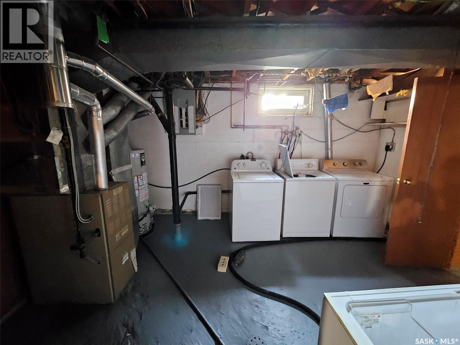 311 6Th Street W, Carlyle, SK - Indoor Photo Showing Laundry Room