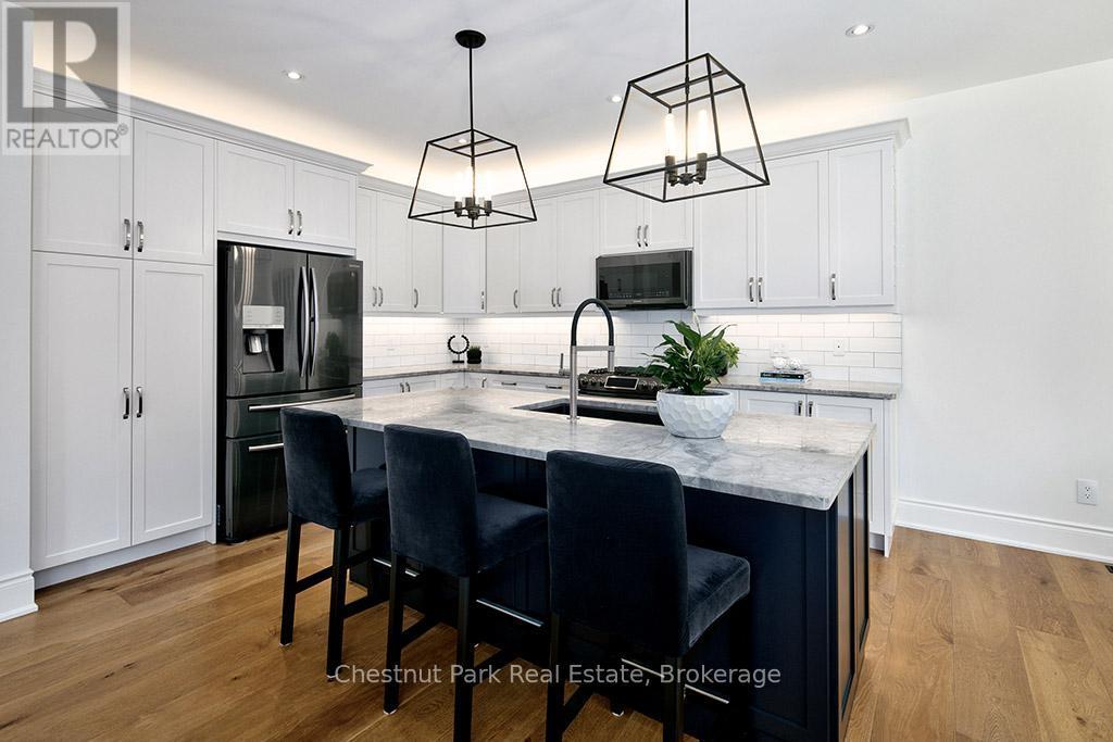 2237 Shore Lane, Wasaga Beach, ON - Indoor Photo Showing Kitchen With Upgraded Kitchen