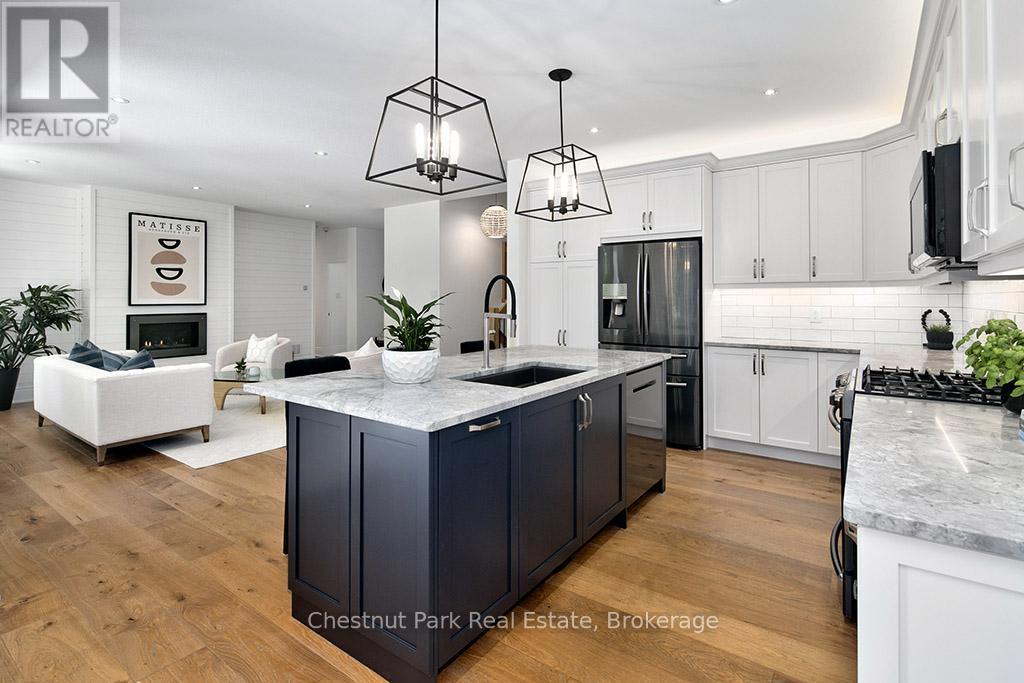 2237 Shore Lane, Wasaga Beach, ON - Indoor Photo Showing Kitchen With Upgraded Kitchen