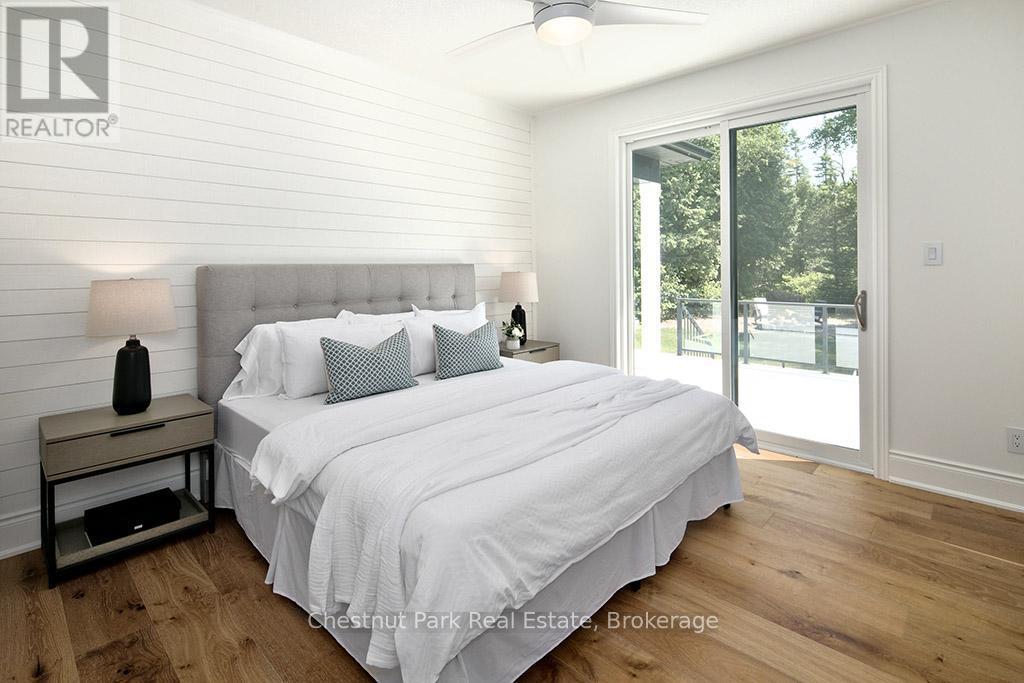 2237 Shore Lane, Wasaga Beach, ON - Indoor Photo Showing Bedroom