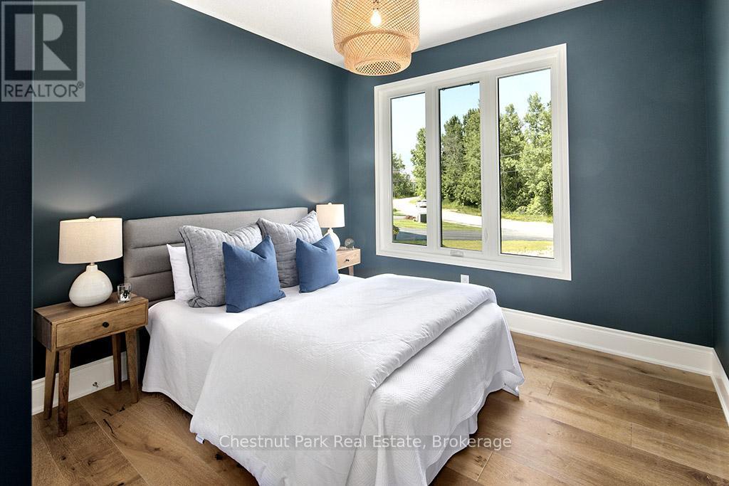2237 Shore Lane, Wasaga Beach, ON - Indoor Photo Showing Bedroom