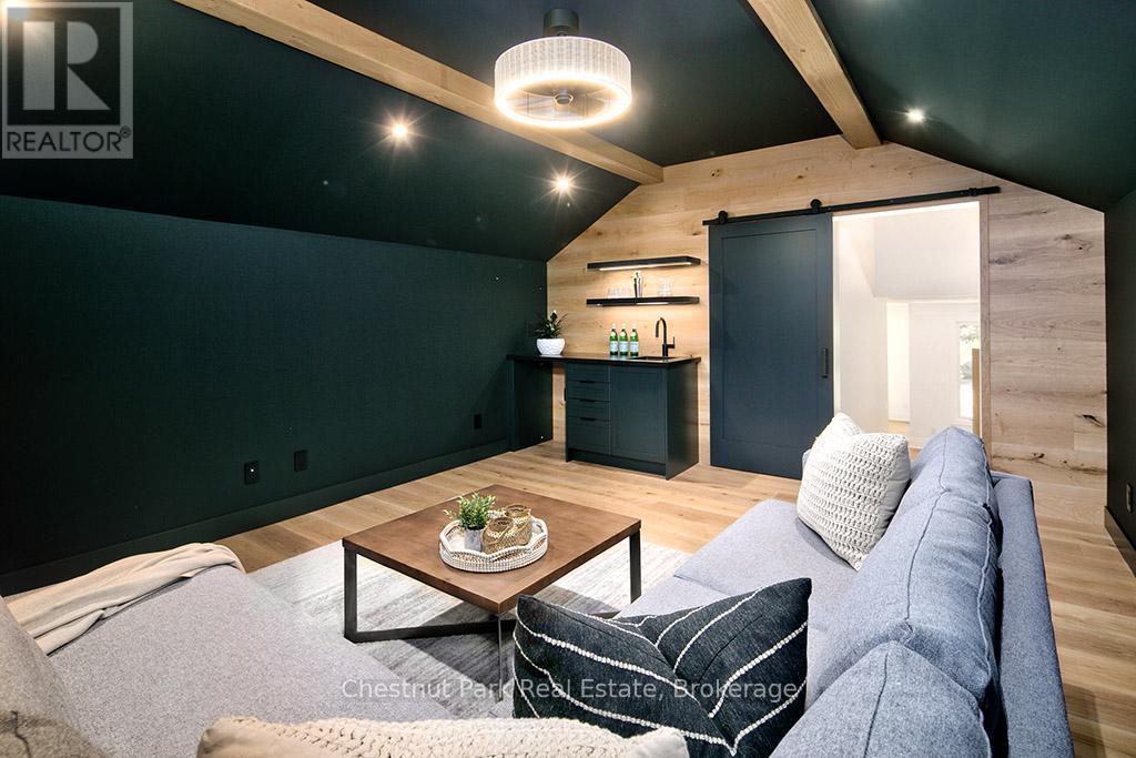 2237 Shore Lane, Wasaga Beach, ON - Indoor Photo Showing Living Room