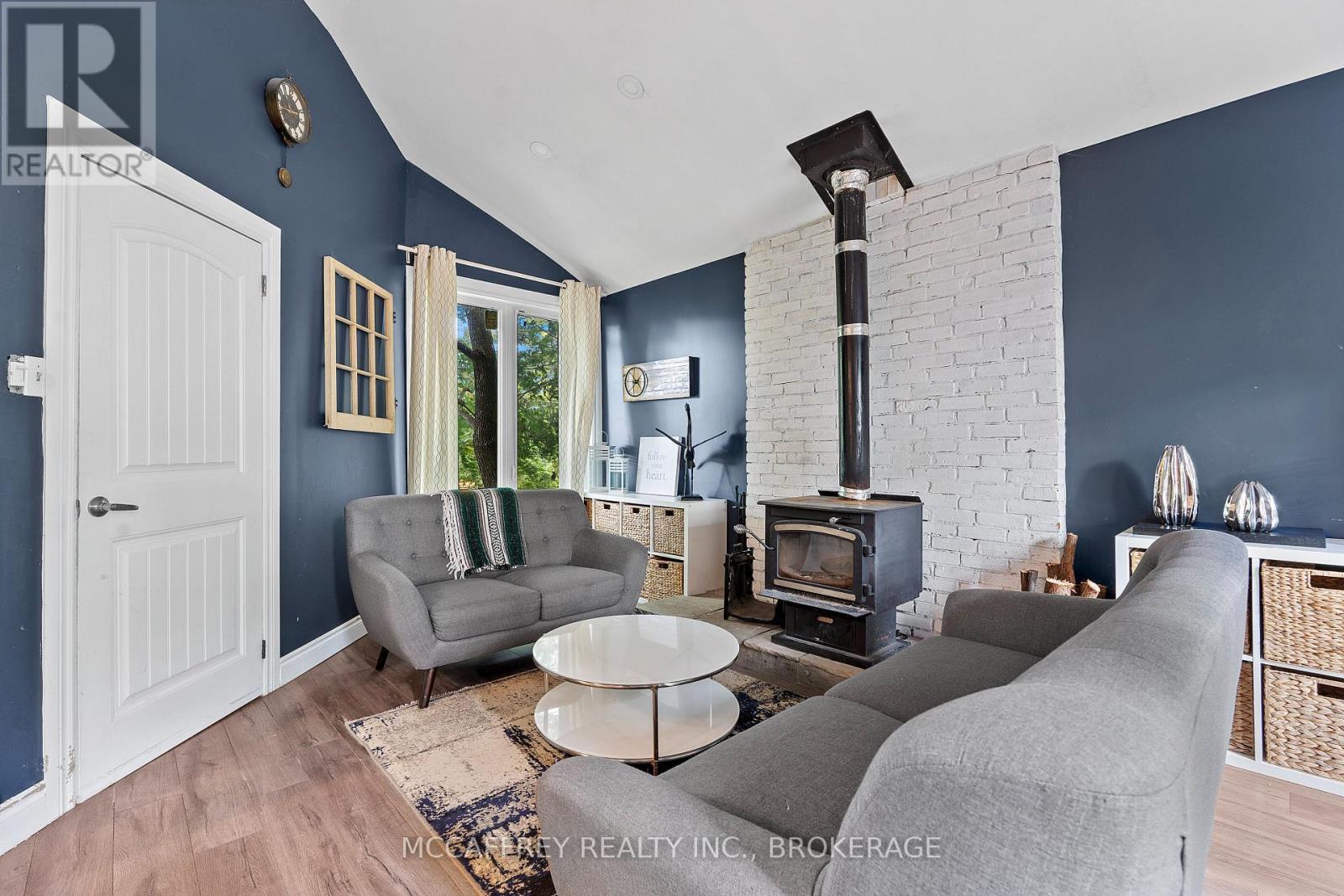 110 Adelaide Street, Front Of Leeds & Seeleys Bay, ON - Indoor Photo Showing Living Room
