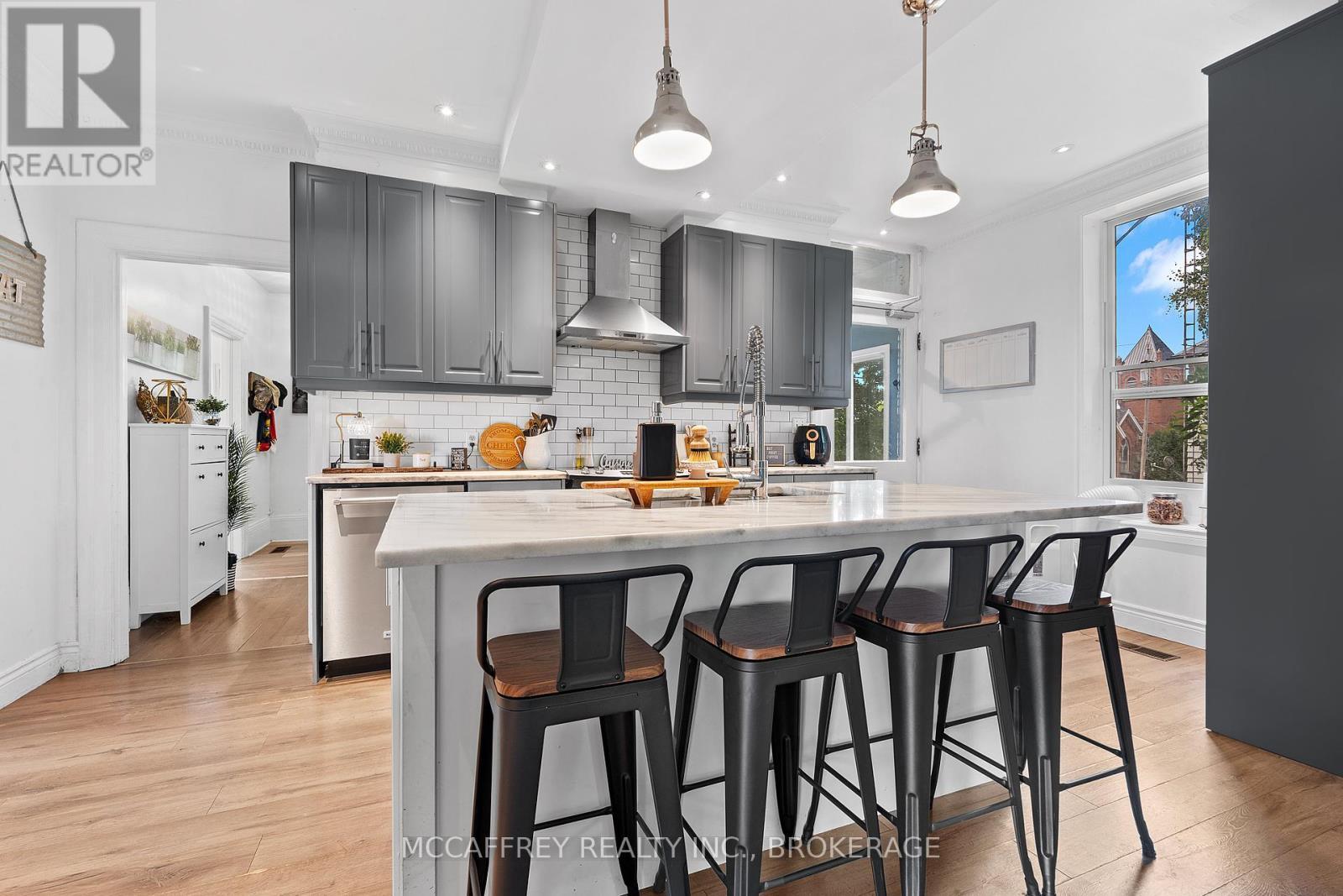 110 Adelaide Street, Front Of Leeds & Seeleys Bay, ON - Indoor Photo Showing Kitchen With Upgraded Kitchen