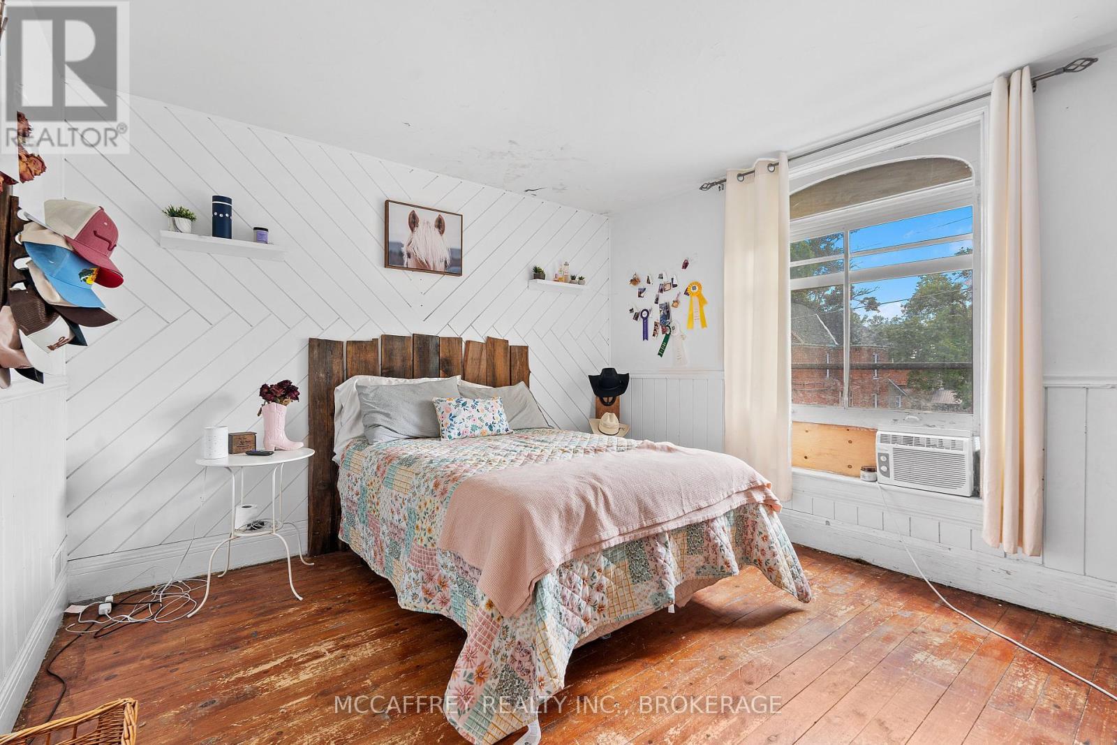 110 Adelaide Street, Front Of Leeds & Seeleys Bay, ON - Indoor Photo Showing Bedroom